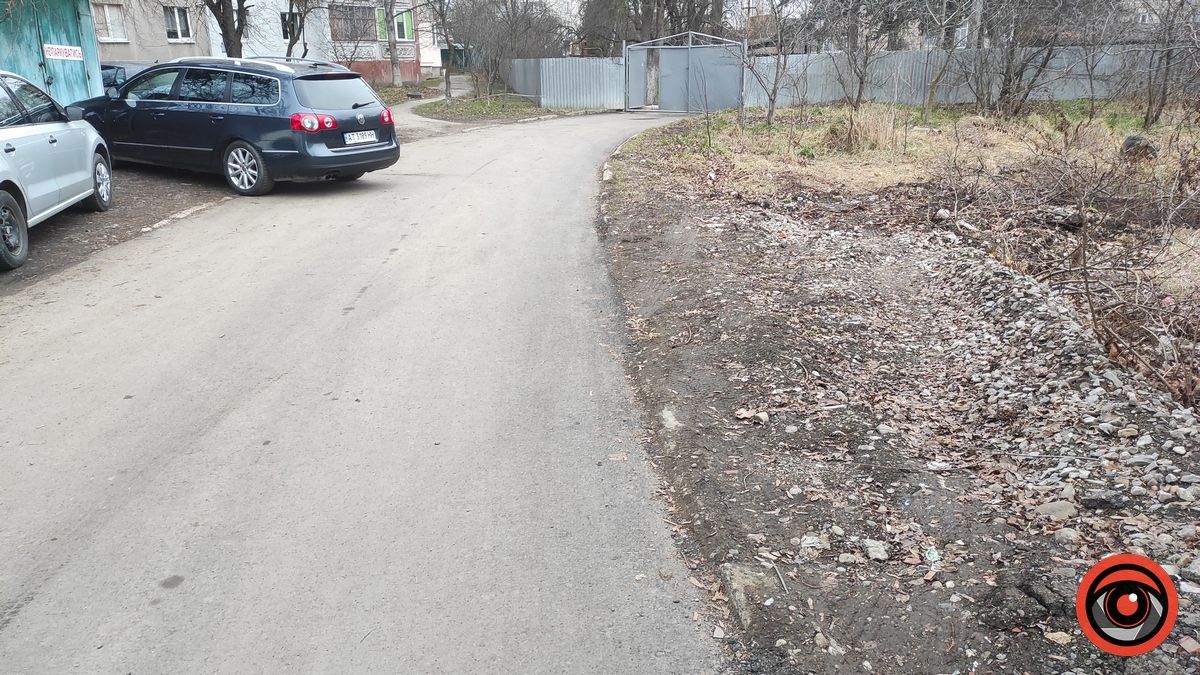 Як бачимо, краї дороги подекуди встелені прямо на ґрунт 