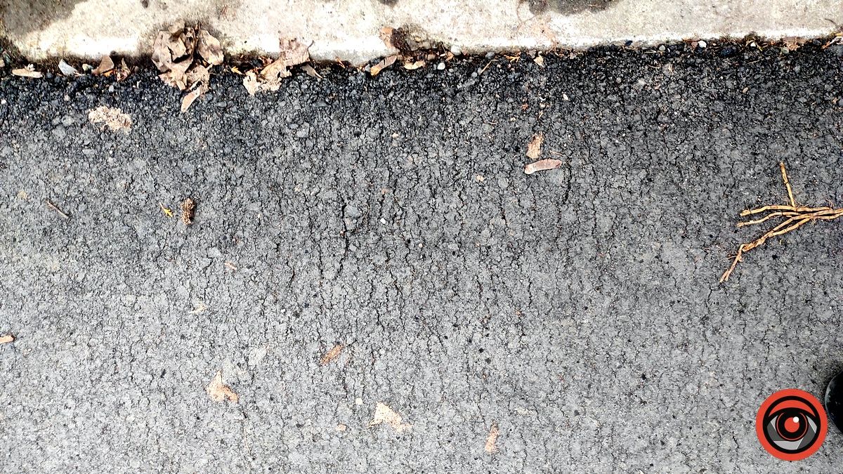 Розбирай руками: дефекти в новій дорозі за понад пів мільйона до садка в Коломиї 10