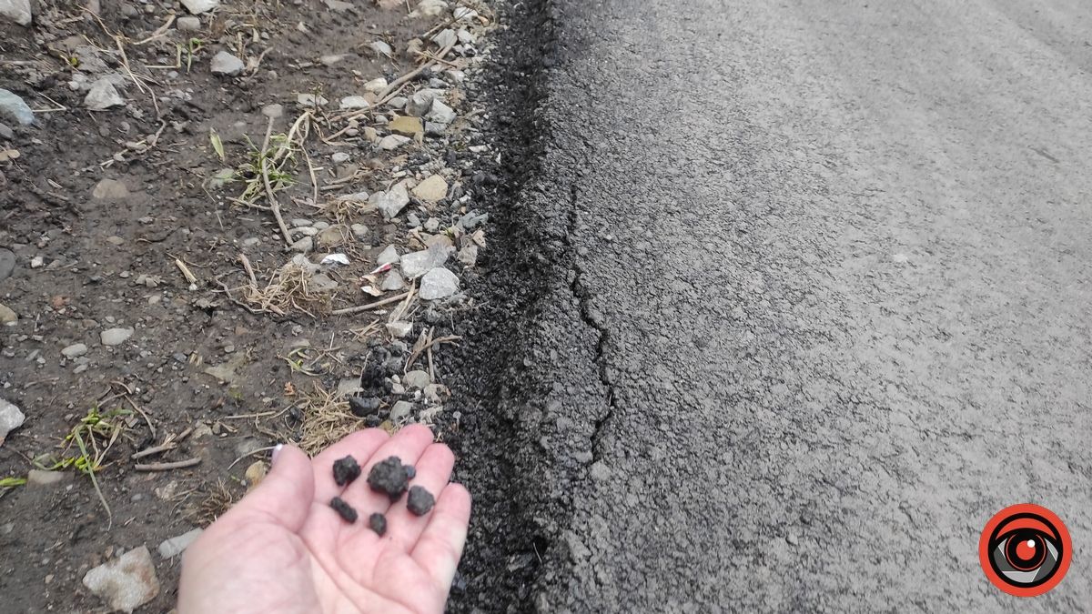 Краї полотна уже виявляють ознаки руйнування