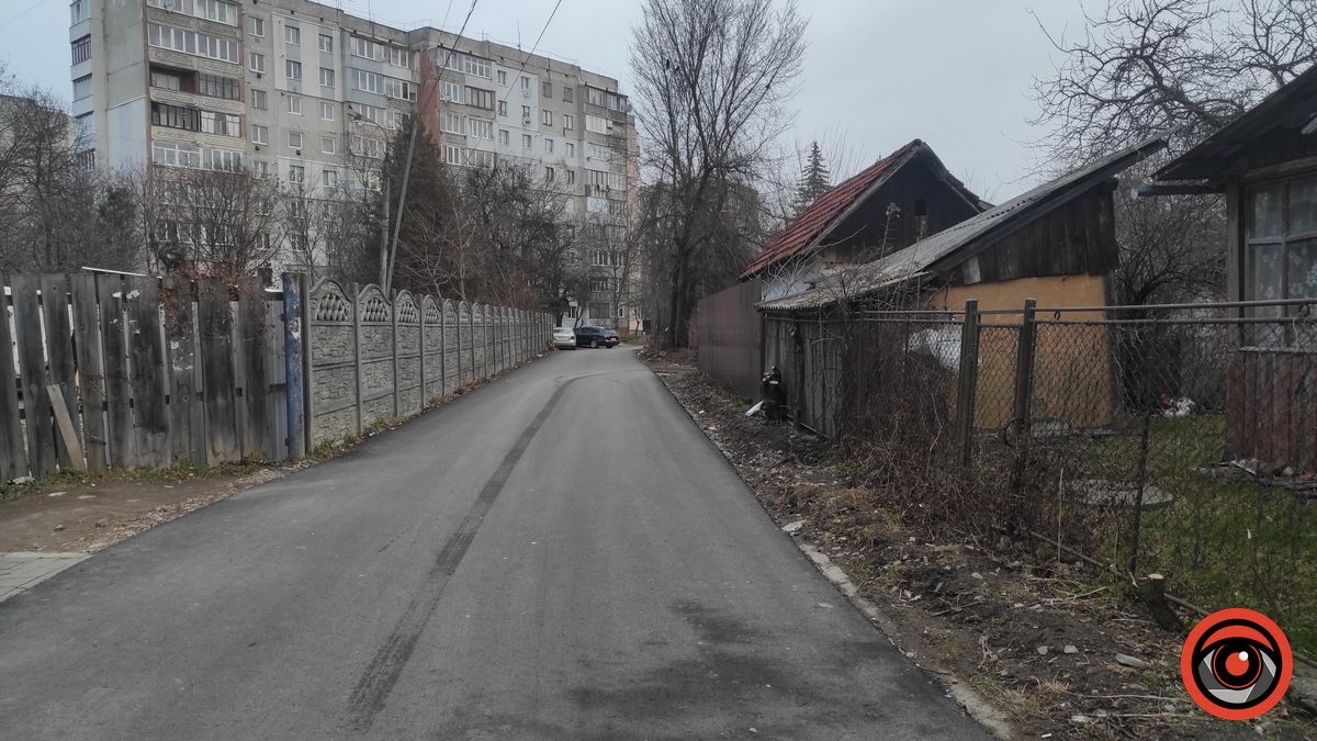 Розбирай руками: дефекти в новій дорозі за понад пів мільйона до садка в Коломиї 8