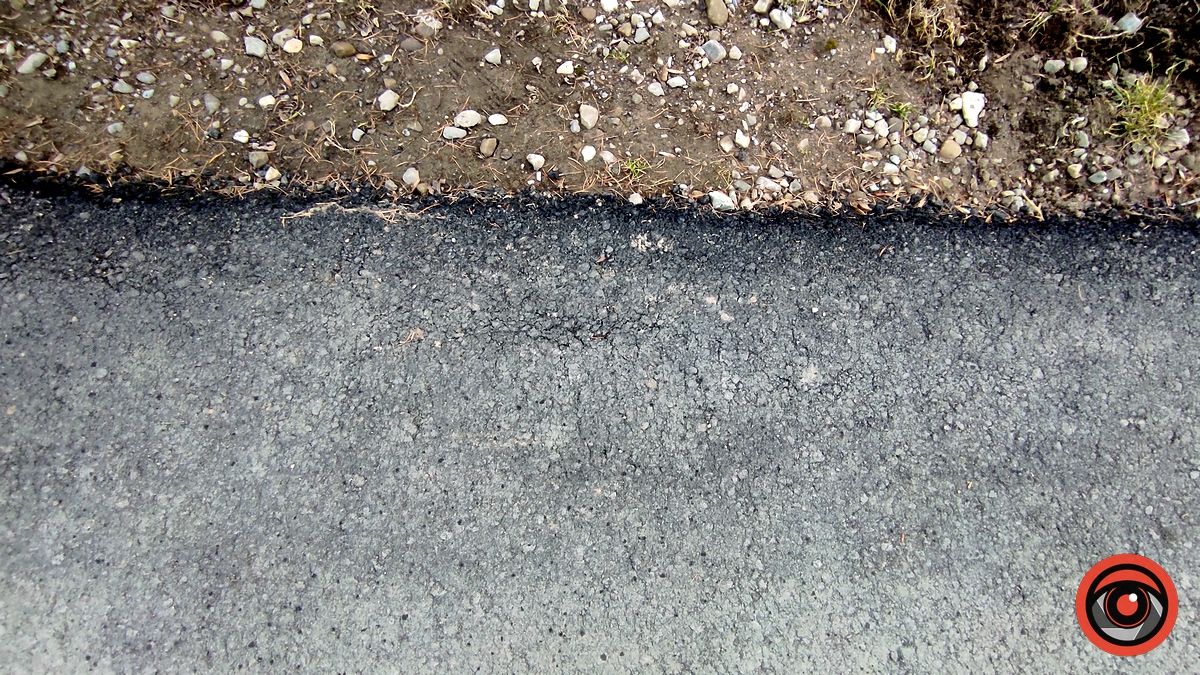 Розбирай руками: дефекти в новій дорозі за понад пів мільйона до садка в Коломиї 7