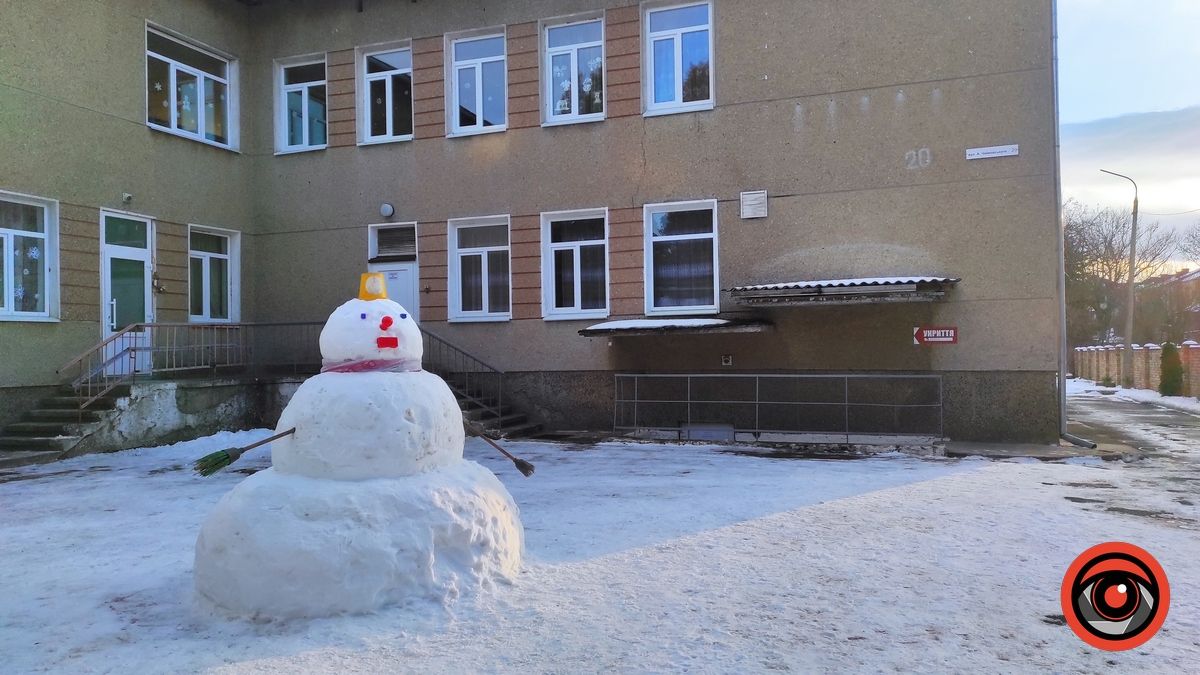 Садівник дитсадка зробив велетенського сніговика для дошкільнят Коломиї 1
