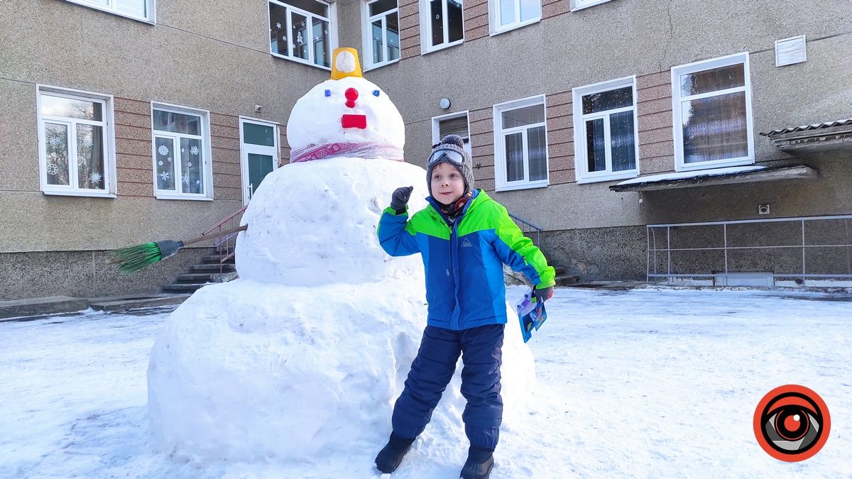 Садівник дитсадка зробив велетенського сніговика для дошкільнят Коломиї 2