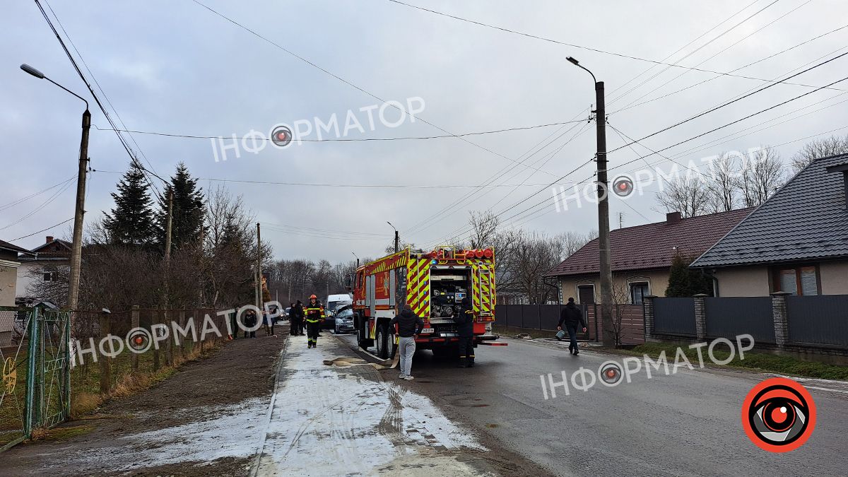 На вулиці Петлюри у Коломиї загорівся автомобіль 2