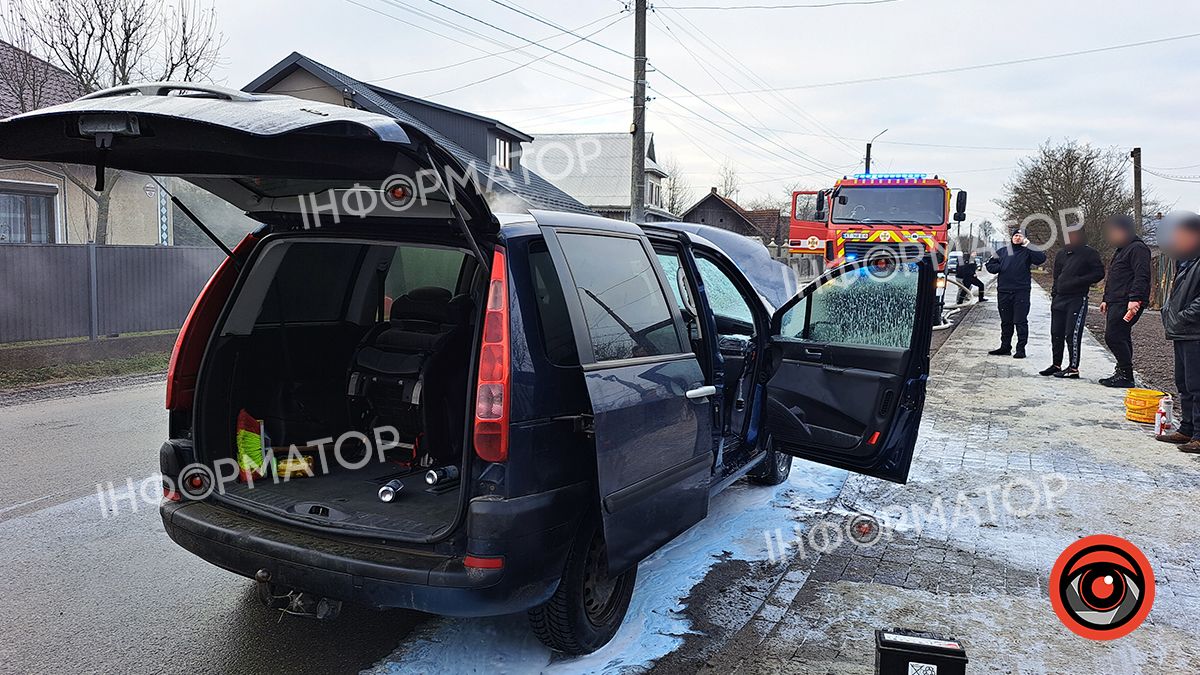 На вулиці Петлюри у Коломиї загорівся автомобіль 3