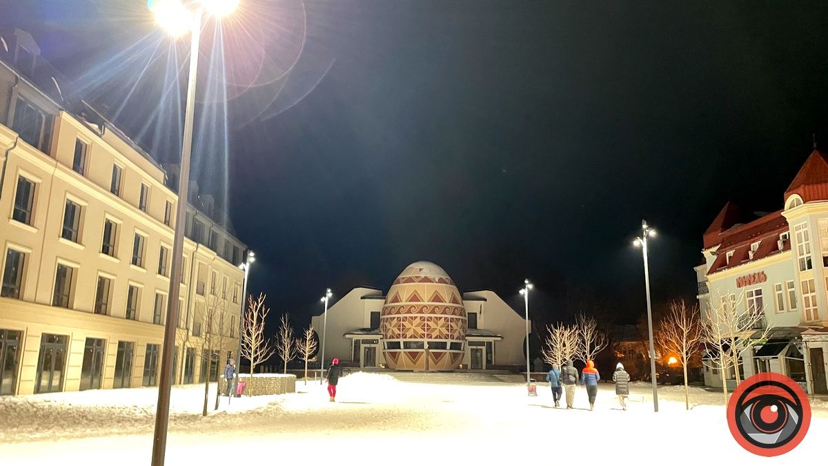 У Коломиї біля Писанки встановили ліхтарі. Чи пасують вони історичному середмістю? 4