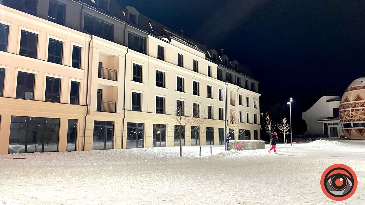 У Коломиї біля Писанки встановили ліхтарі. Чи пасують вони історичному середмістю? 3