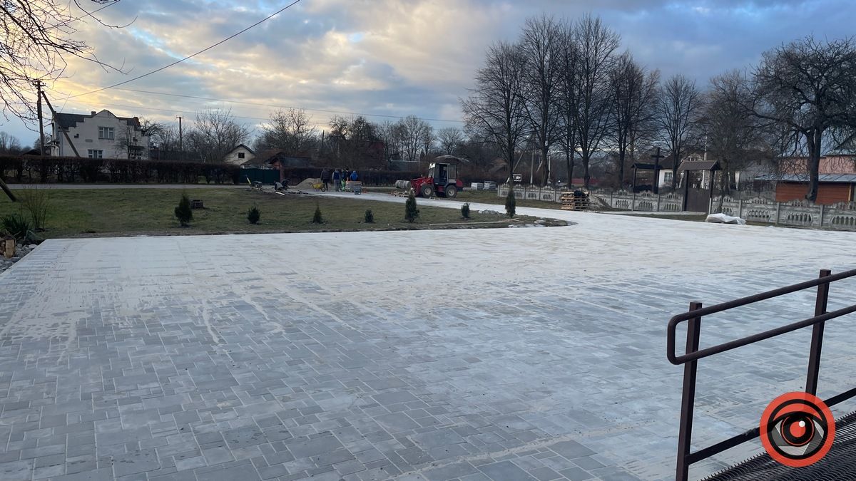 У Товмачику забрукували 1200м² території біля сільради 5