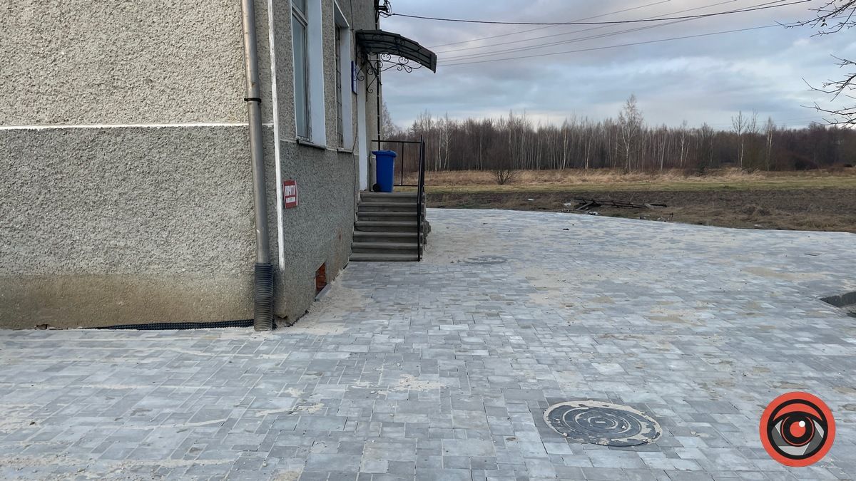 У Товмачику забрукували 1200м² території біля сільради 3