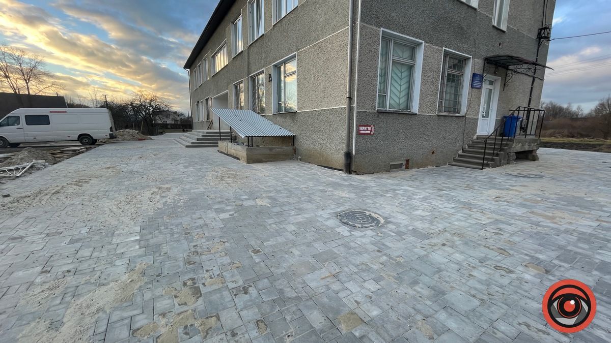 У Товмачику забрукували 1200м² території біля сільради