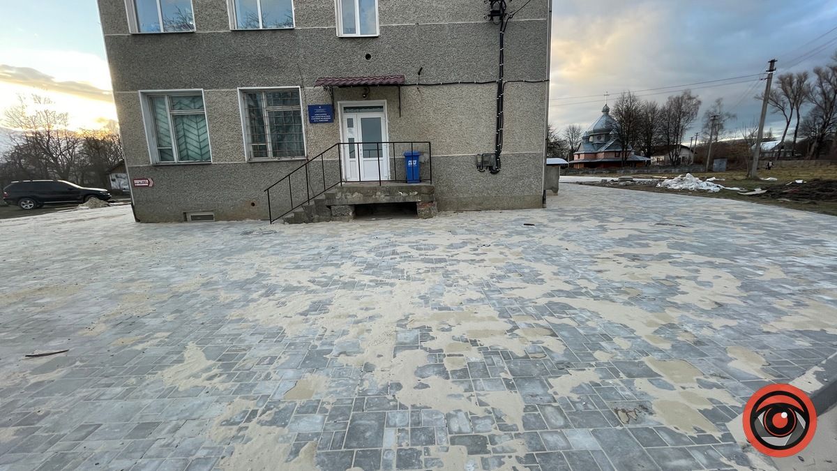 У Товмачику забрукували 1200м² території біля сільради 4