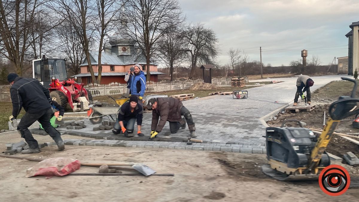 У Товмачику забрукували 1200м² території біля сільради 2