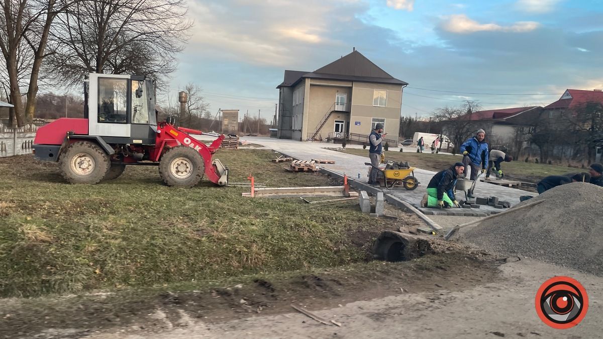 У Товмачику забрукували 1200м² території біля сільради 6