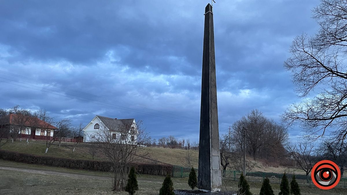 обеліск на місці, де мав відбутися розстріл