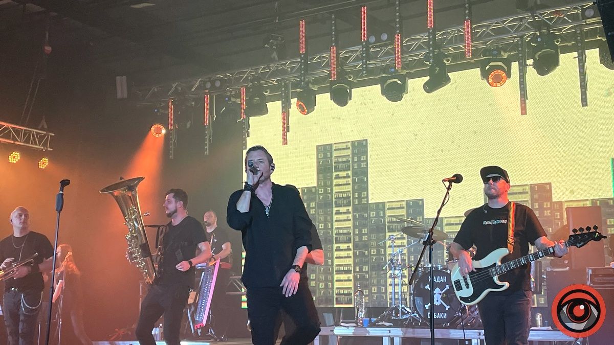 У Коломиї виступає рок-гурт "Жадан і Собаки". Що культовий письменник сказав про Писанкову 5