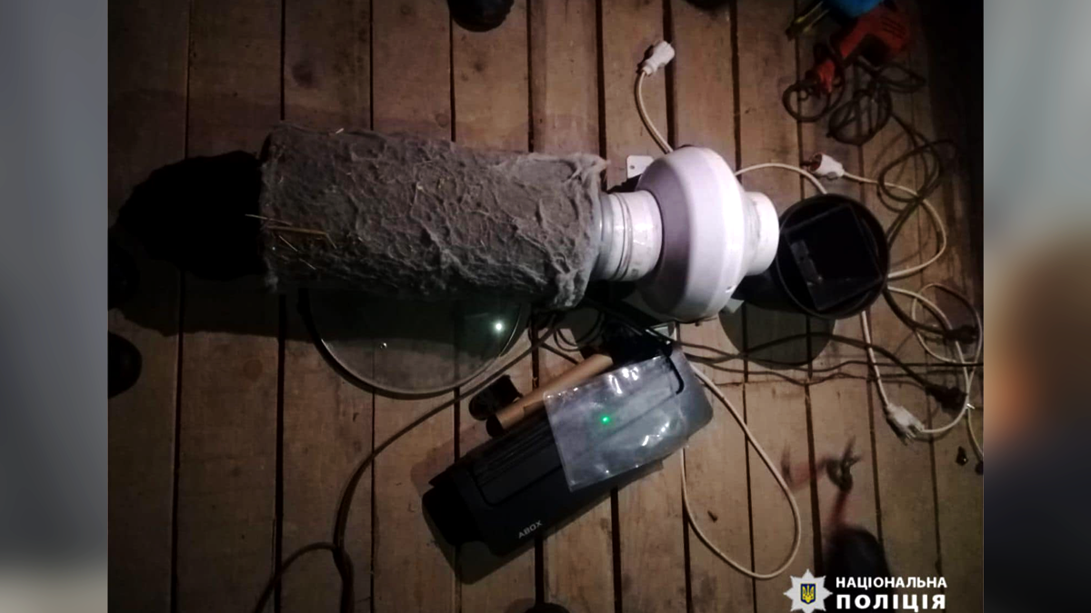 На Прикарпатті поліції затримала двох чоловіків за збут заборонених наркотичних речовин 6