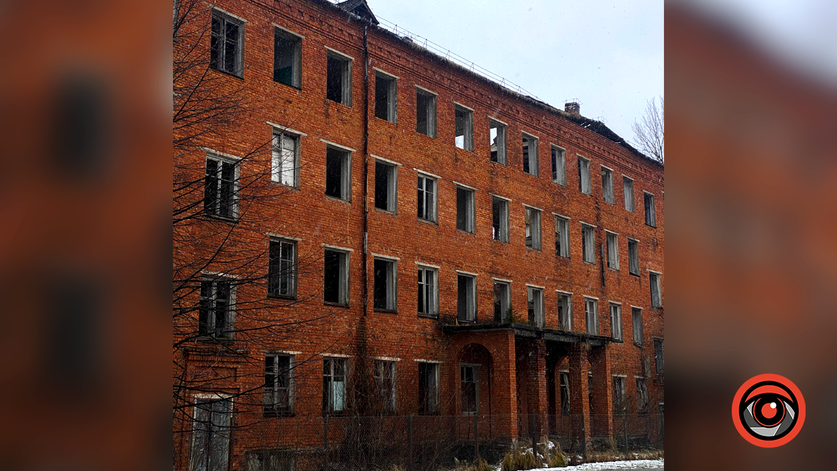 У Надвірній стався обвал в корпусі колишнього інтернату 2