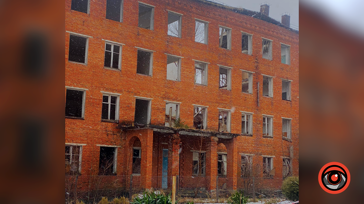 У Надвірній стався обвал в корпусі колишнього інтернату 3