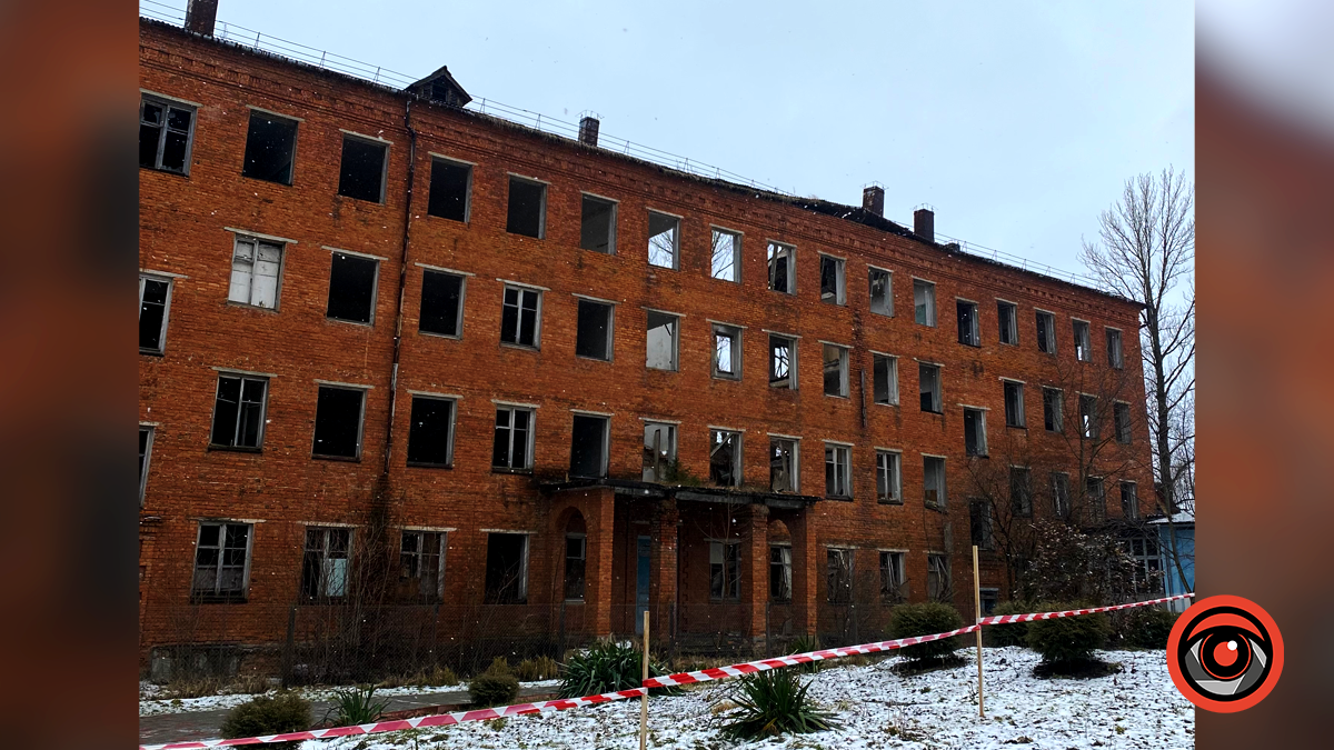 У Надвірній стався обвал в корпусі колишнього інтернату 1