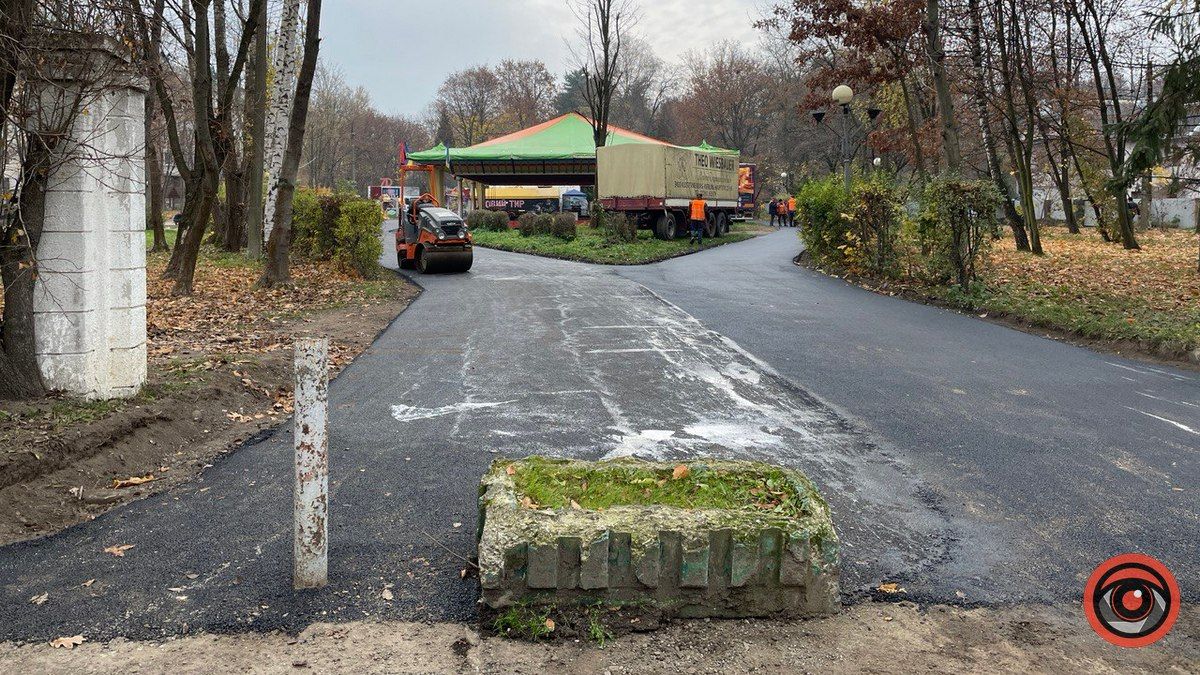вхід у міський парк Коломиї з вул. Кобилянської