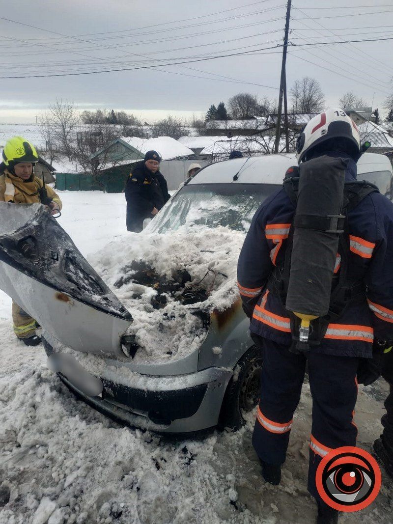 На Коломийщині прямо серед дороги загорівся Renault Kangoo 1