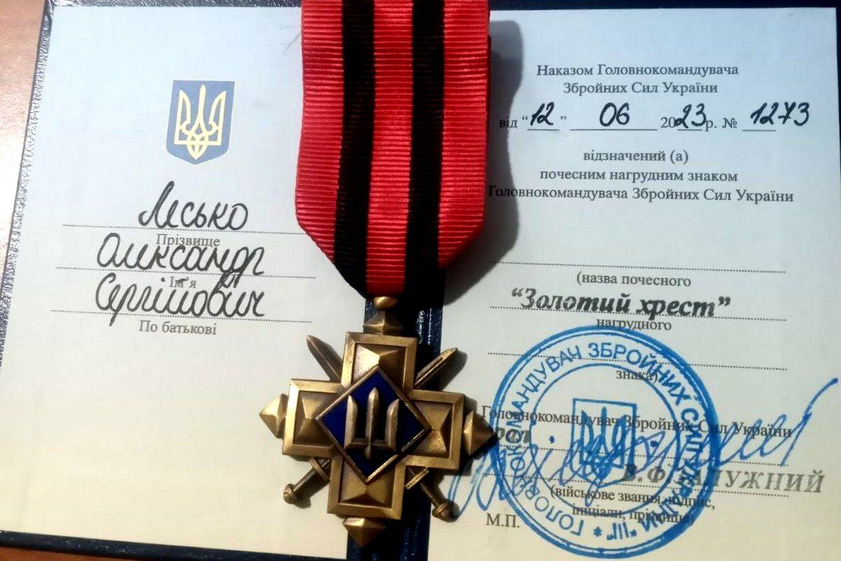 Молодий тероборонівець Олександр Лесько з Коломиї отримав Золотий Хрест від Валерія Залужного 1