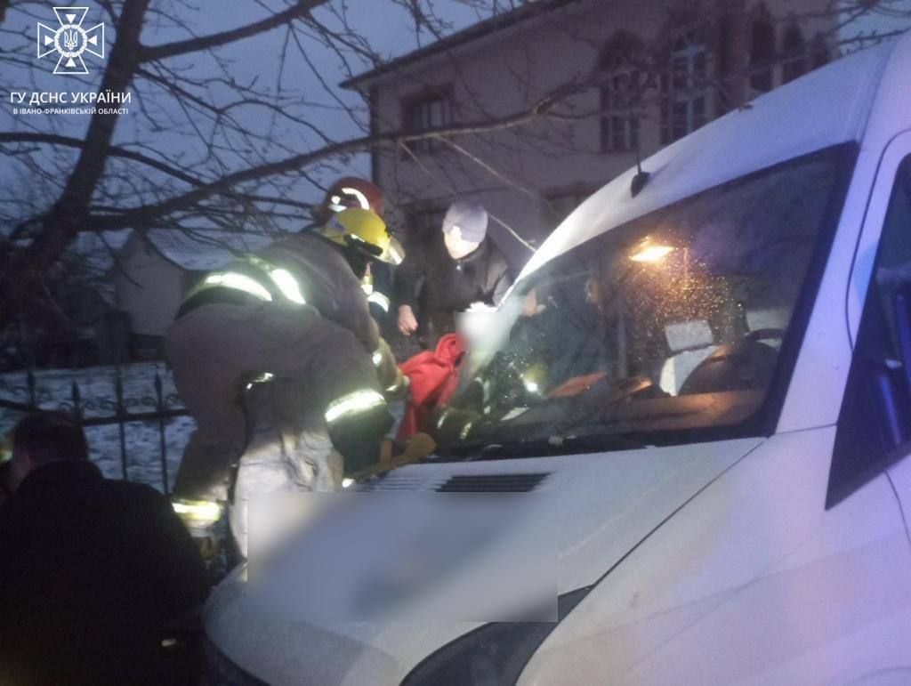 На Надвірнянщині пішохода притисло автомобілем до паркана 1