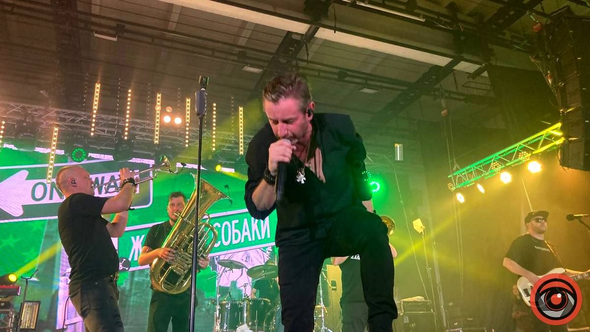 У Коломиї виступає рок-гурт "Жадан і Собаки". Що культовий письменник сказав про Писанкову 3