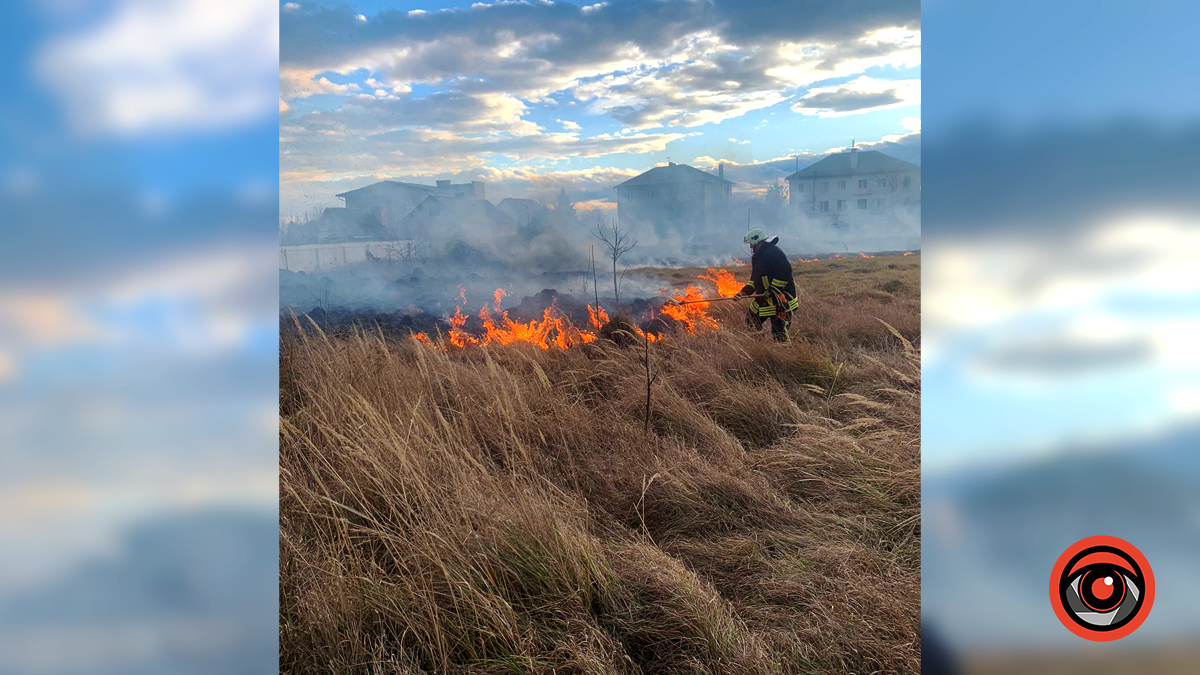 Суха трава зайнялася у Снятині 2