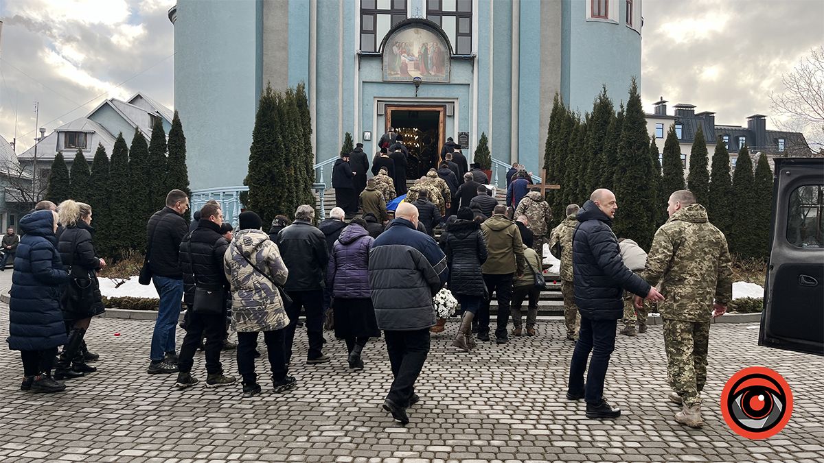 "На щиті" до рідного краю повернувся воїн Сергій Томащук 9