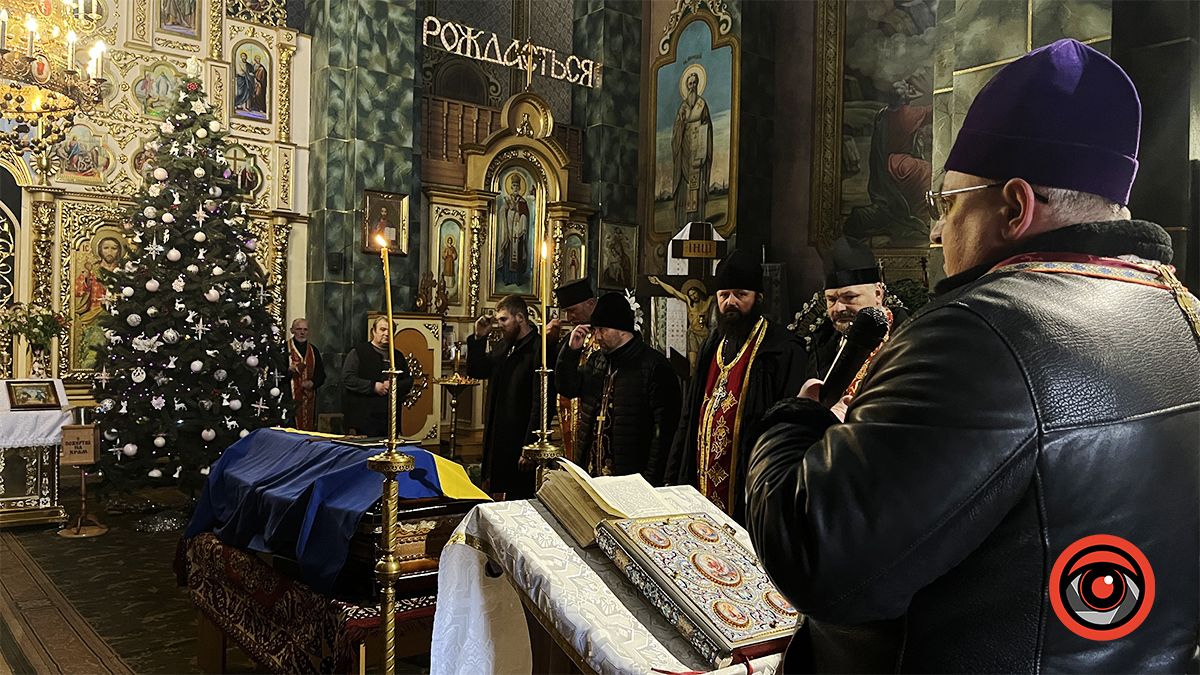 "На щиті" до рідного краю повернувся воїн Сергій Томащук 10