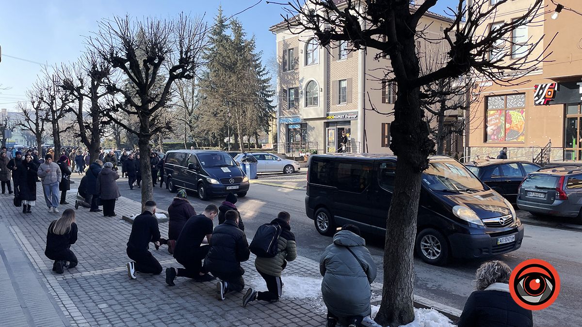 Коломияни віддали останню шану захисникам Сергію Томащуку та Ігорю Ілюку 11