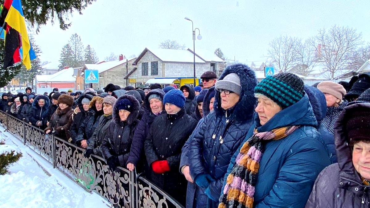 У Городенці громада на колінах зустріла загиблого Героя Романа Яринського 2