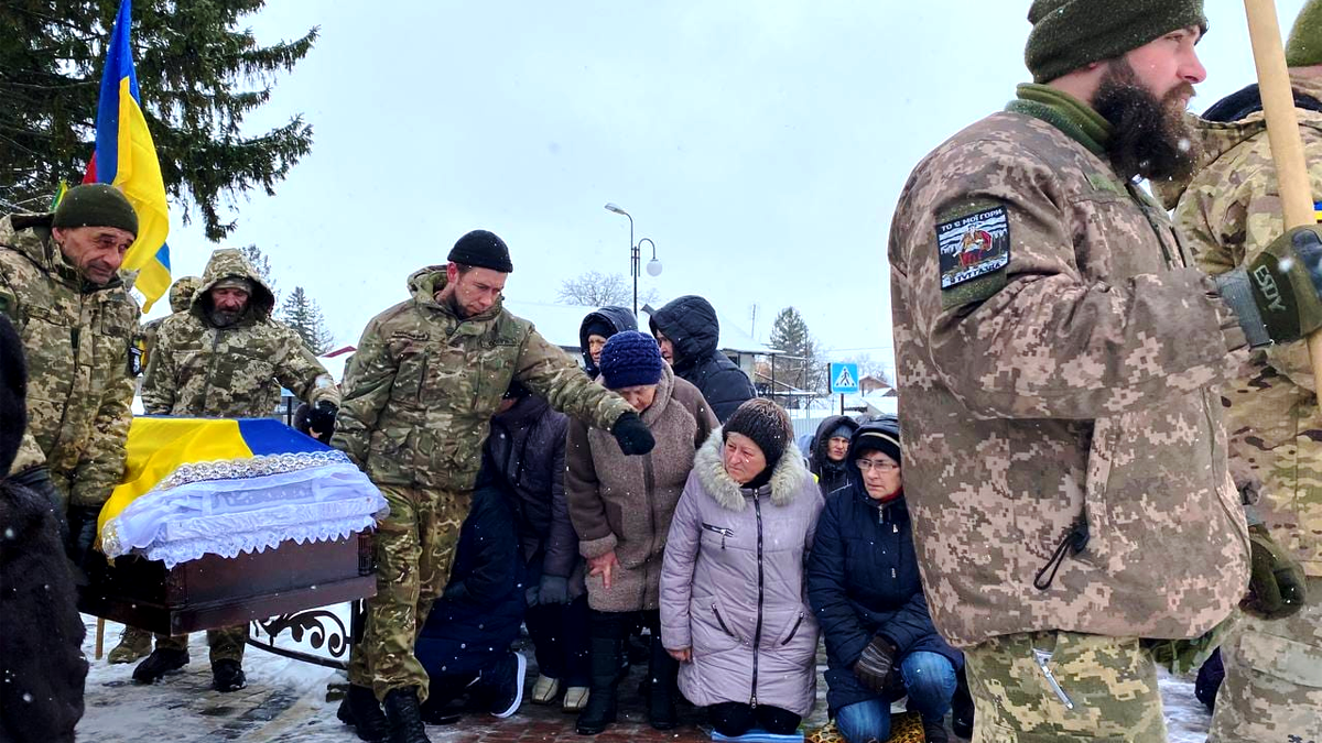 У Городенці громада на колінах зустріла загиблого Героя Романа Яринського 3