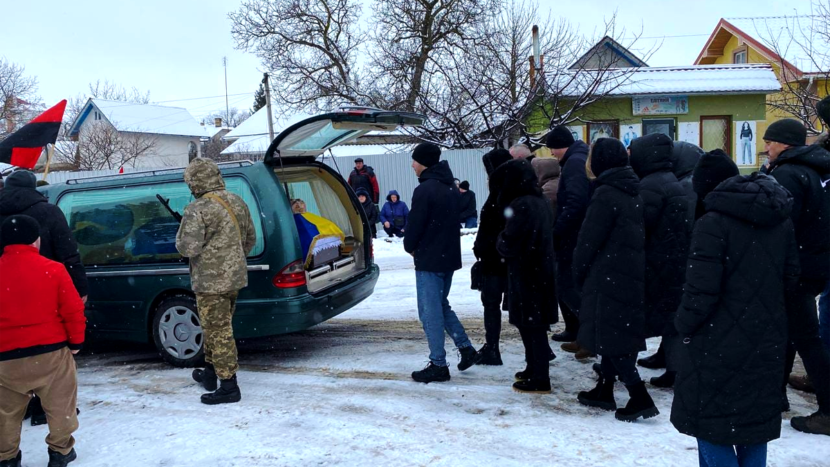 У Городенці громада на колінах зустріла загиблого Героя Романа Яринського 4