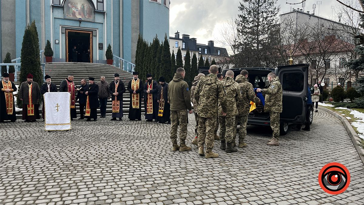 "На щиті" до рідного краю повернувся воїн Сергій Томащук 4