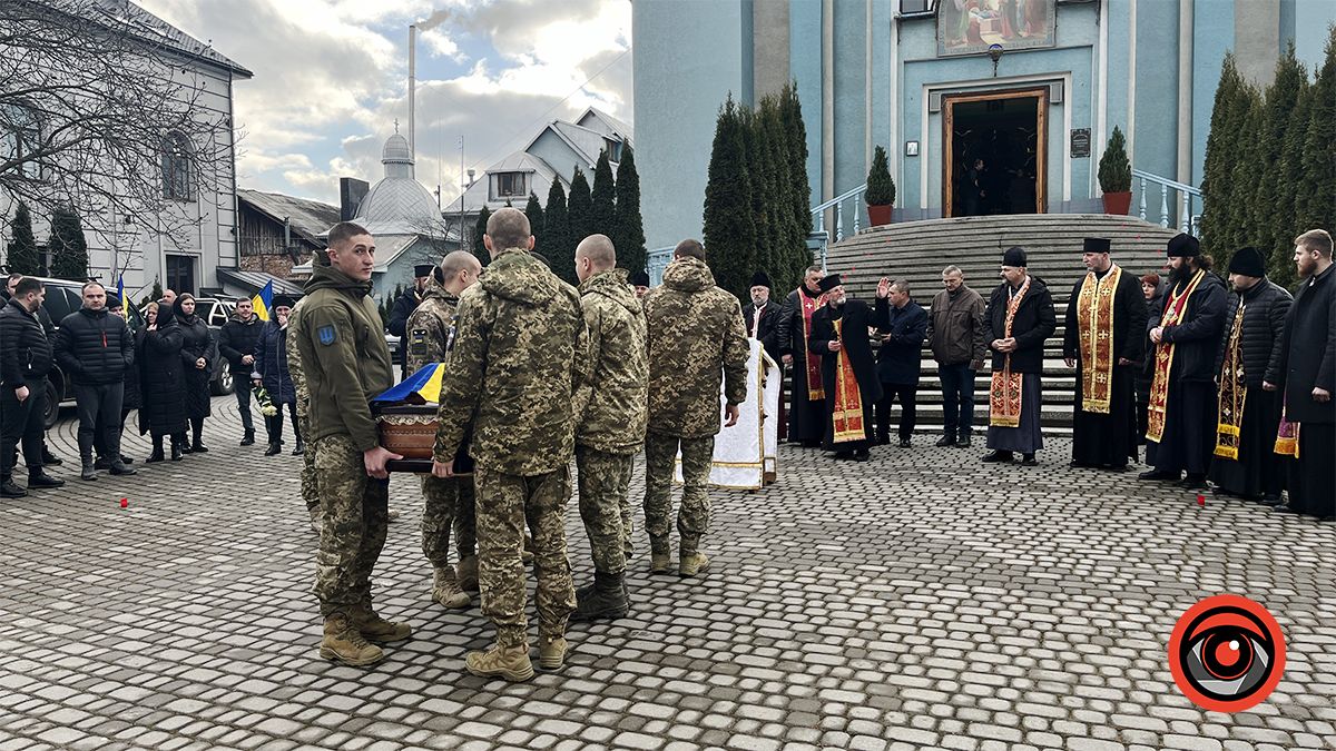 "На щиті" до рідного краю повернувся воїн Сергій Томащук 5