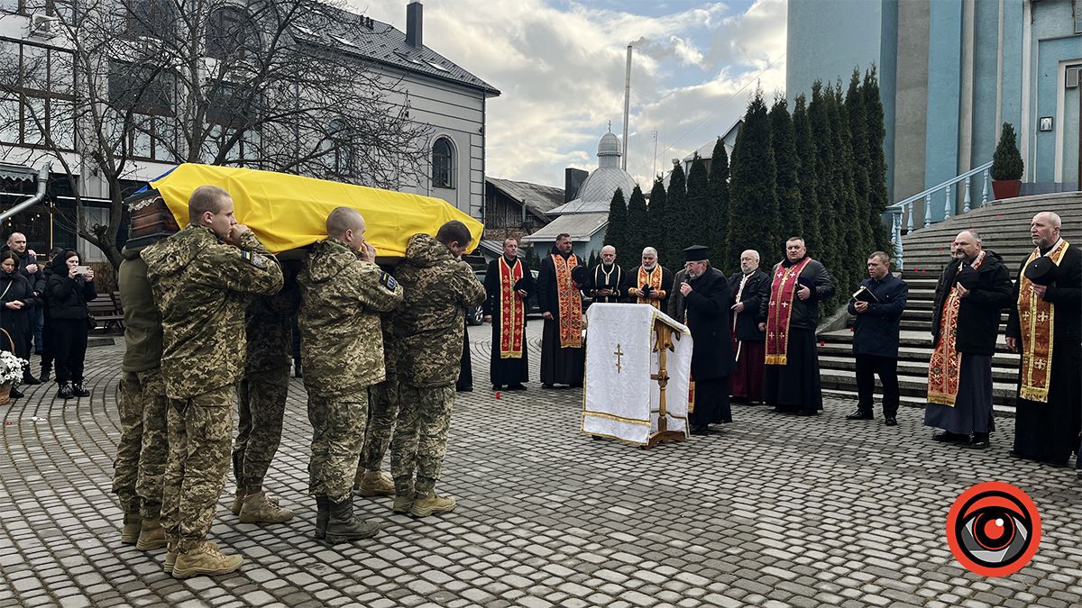 "На щиті" до рідного краю повернувся воїн Сергій Томащук