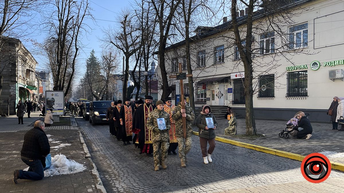 Коломияни віддали останню шану захисникам Сергію Томащуку та Ігорю Ілюку 8