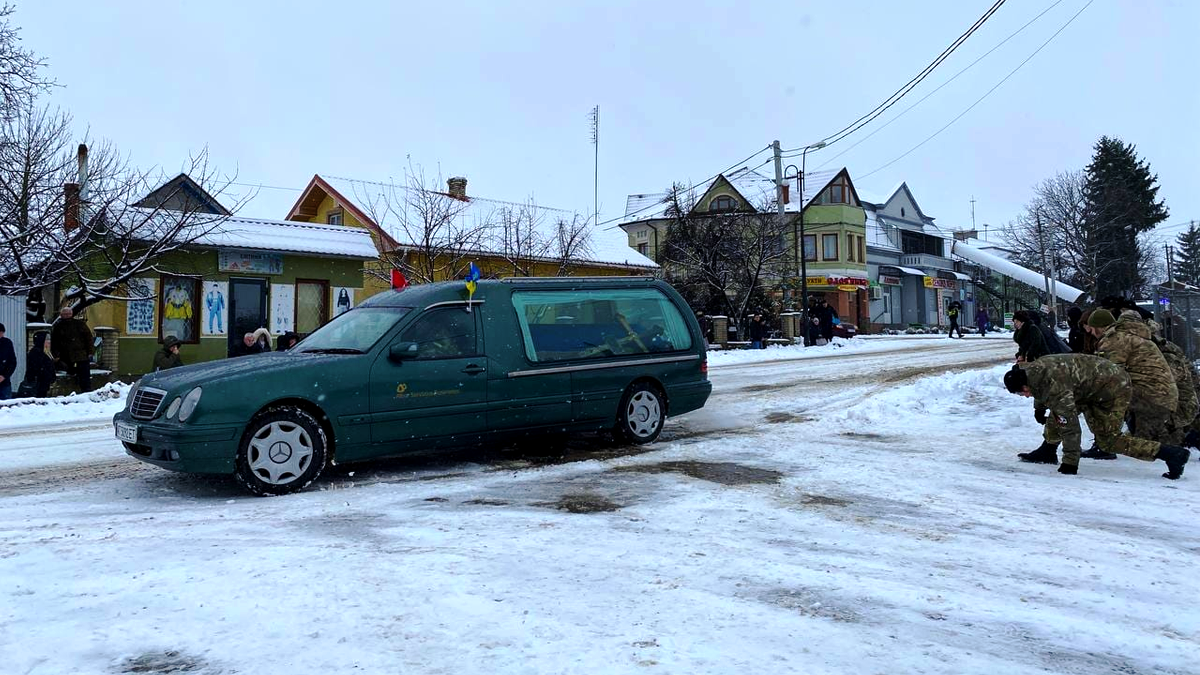 У Городенці громада на колінах зустріла загиблого Героя Романа Яринського 1
