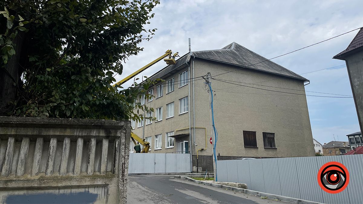 Скільки мільйонів піде з бюджету фірмі підполковника поліції за ремонт даху ліцею №1 в Коломиї