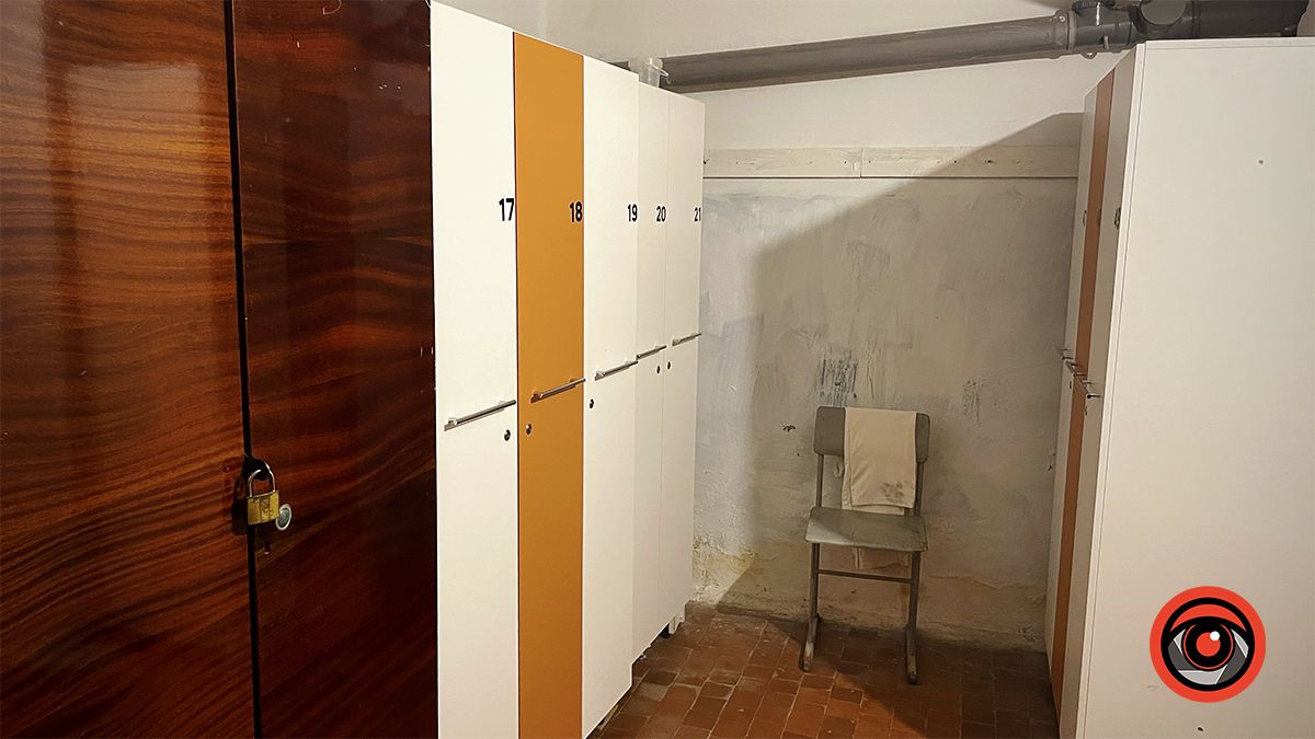 Шафки в укритті пологового будинку