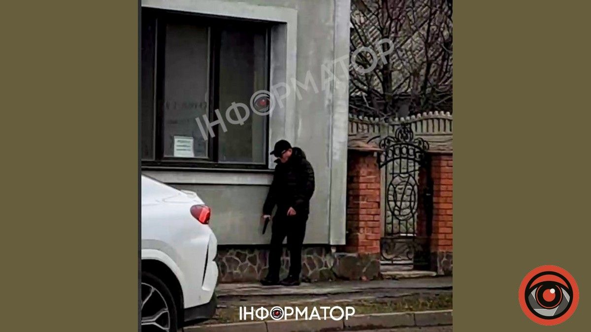 Коломиєю пересувається чоловік зі зброєю в руках