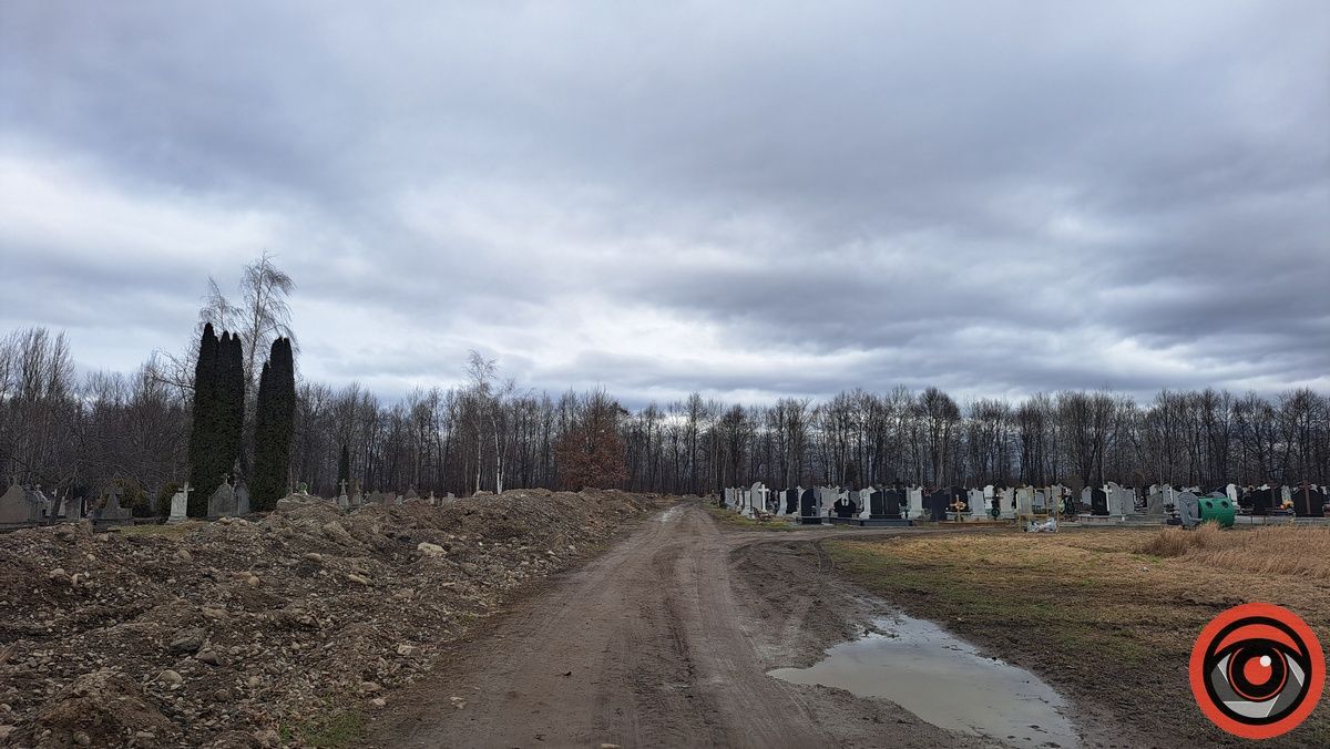 Багнюки по котики й затоплені могили: що кажуть у ратуші про ситуацію на кладовищі Коломиї 4