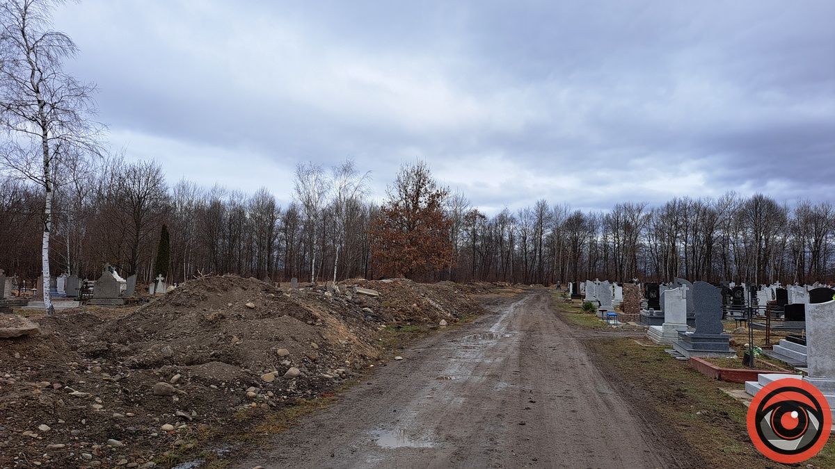 Багнюки по котики й затоплені могили: що кажуть у ратуші про ситуацію на кладовищі Коломиї 5