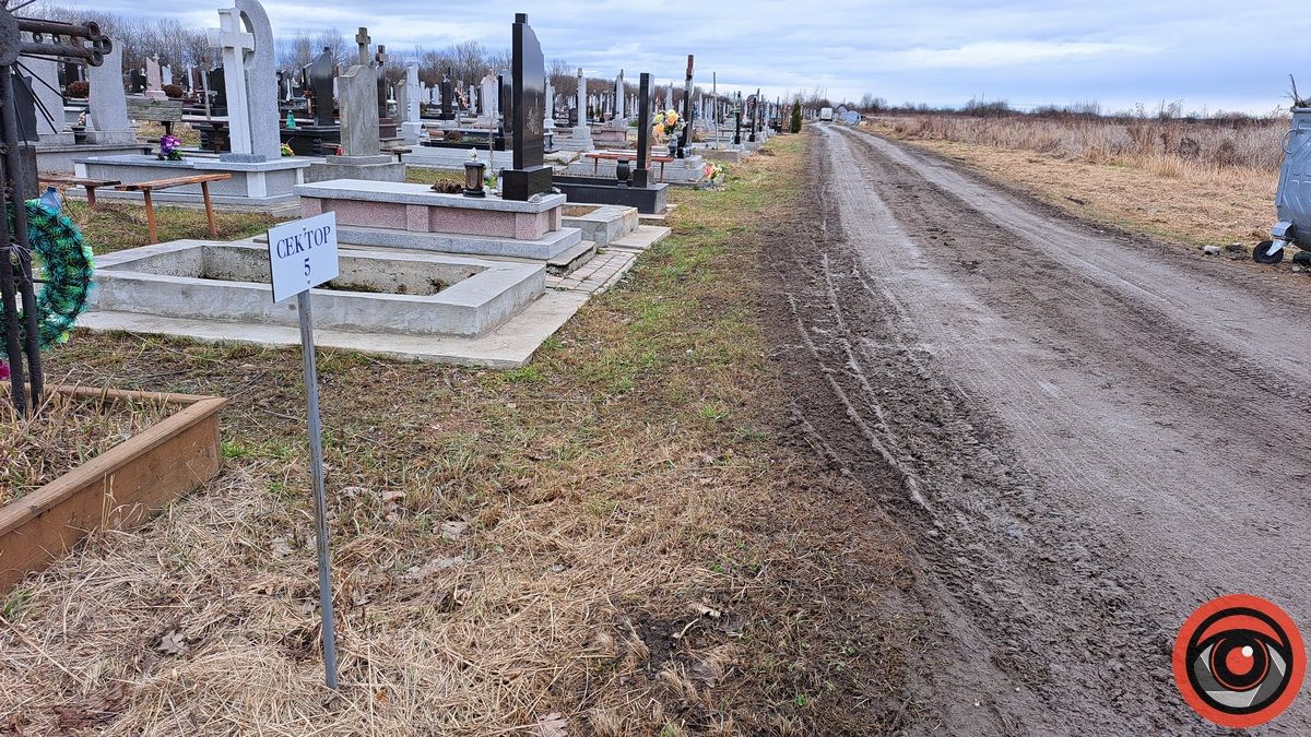 Багнюки по котики й затоплені могили: що кажуть у ратуші про ситуацію на кладовищі Коломиї 7