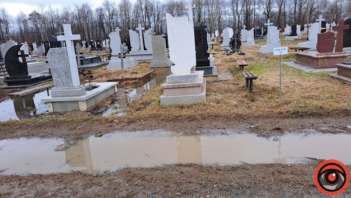 Багнюки по котики й затоплені могили: що кажуть у ратуші про ситуацію на кладовищі Коломиї 9