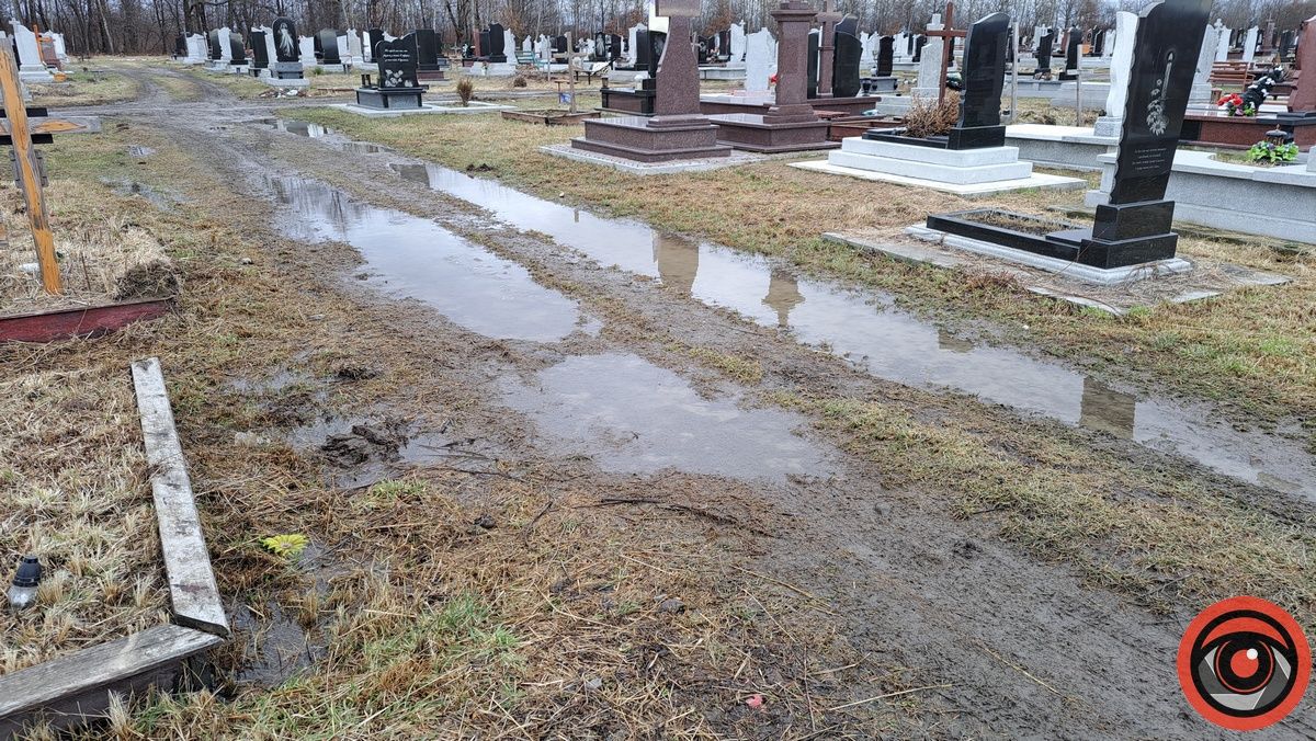 Багнюки по котики й затоплені могили: що кажуть у ратуші про ситуацію на кладовищі Коломиї 10