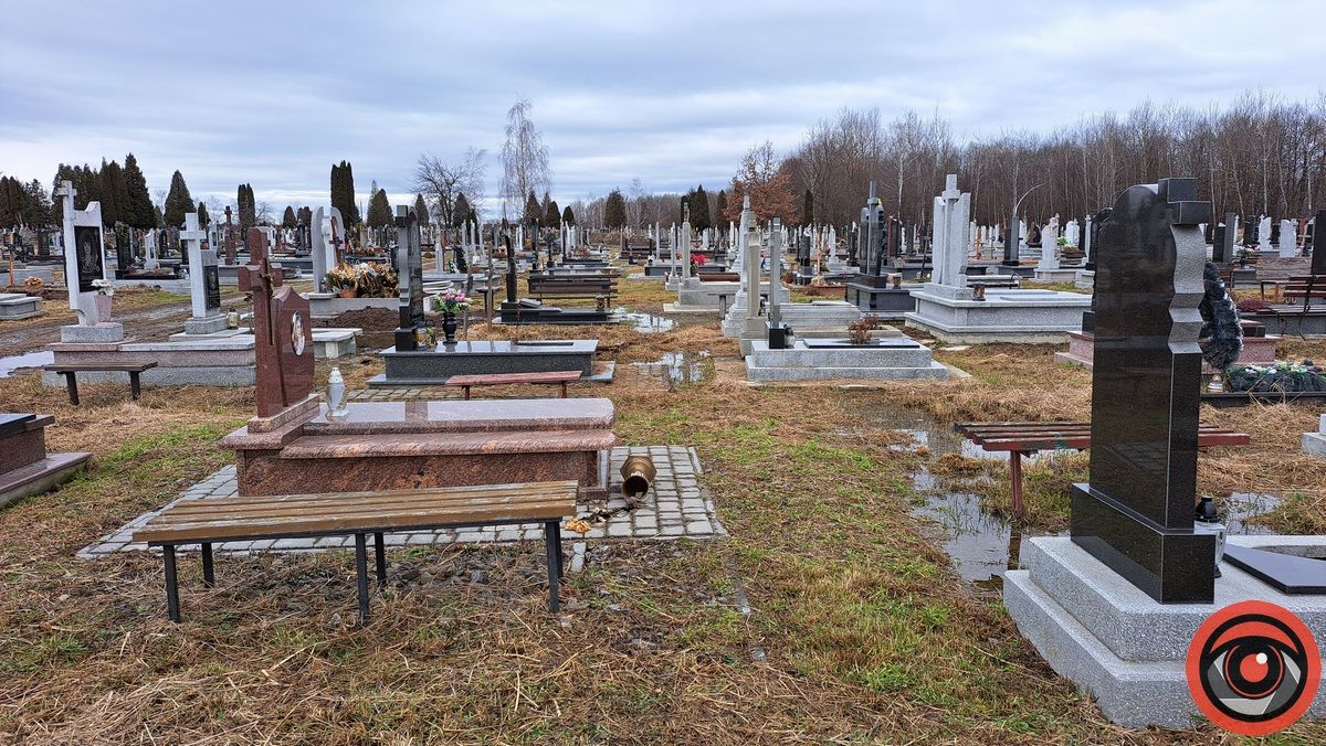 Багнюки по котики й затоплені могили: що кажуть у ратуші про ситуацію на кладовищі Коломиї 11