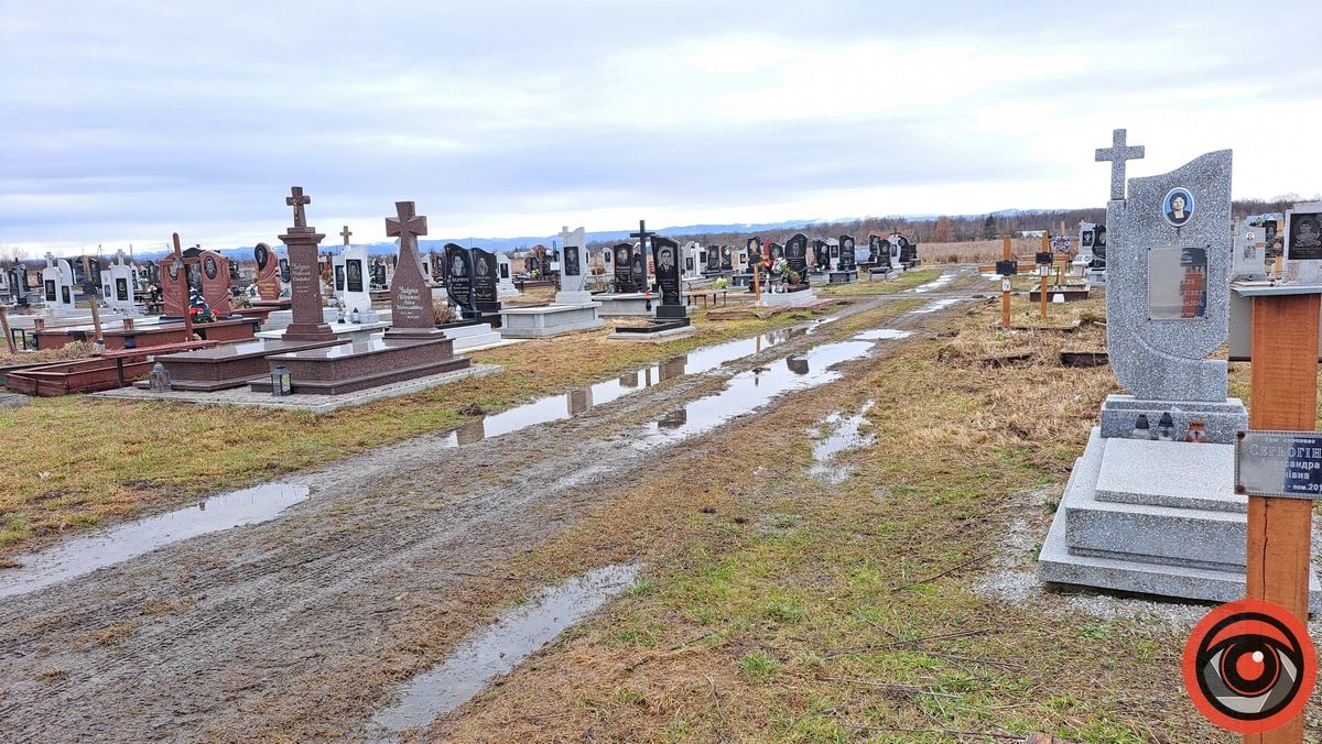 Багнюки по котики й затоплені могили: що кажуть у ратуші про ситуацію на кладовищі Коломиї 13